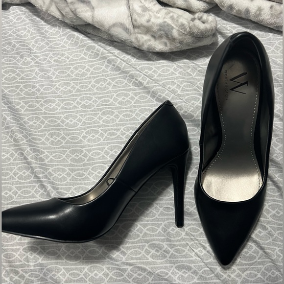 Black heels - Picture 2 of 2